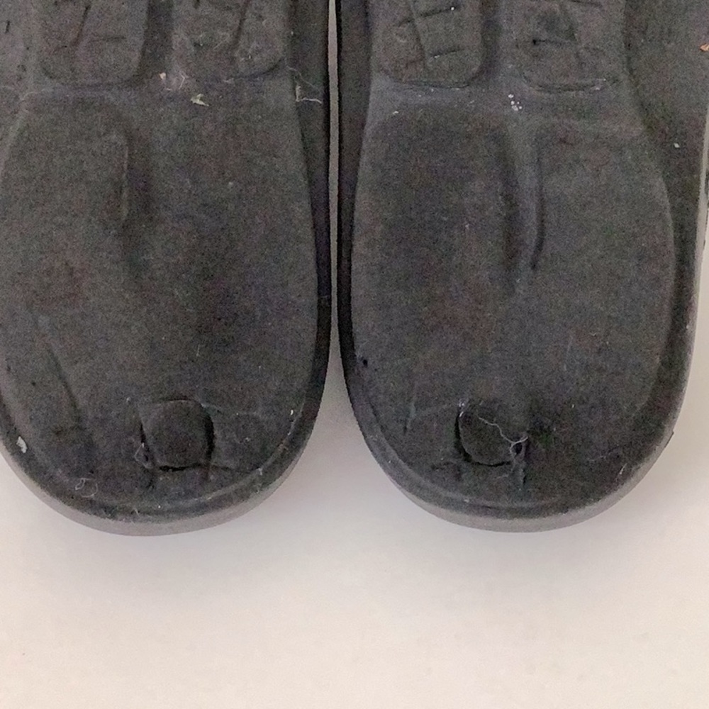 OOFOS Black and Gray Thong Flip Flops, Heavily Worn Preppy Beach Slippers Shower - Picture 8 of 8